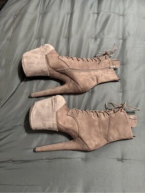 Hella Heels Babydoll 8” Boots Dark Grey with Matching Shoe Protector